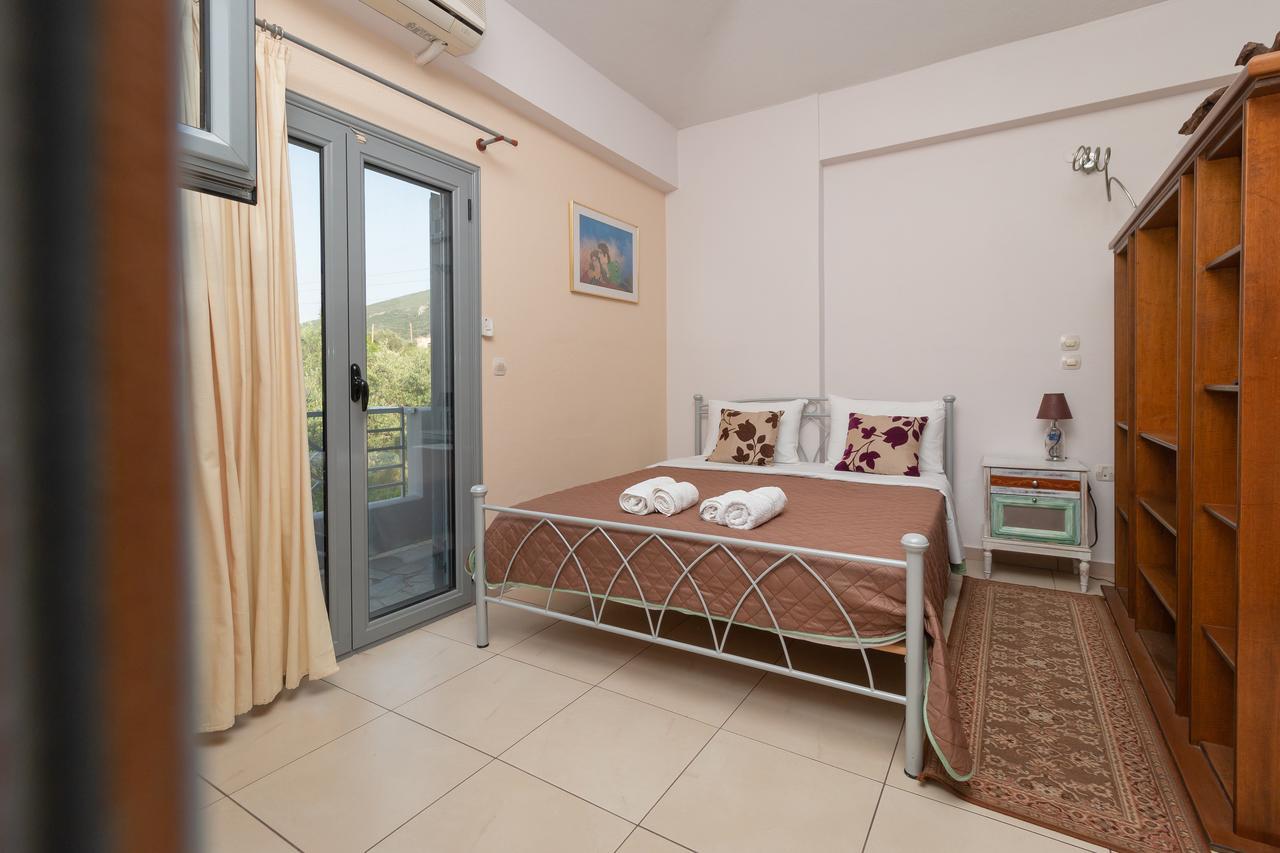 Ta Spitakia Tsarbopoulos Kyparissia Luaran gambar